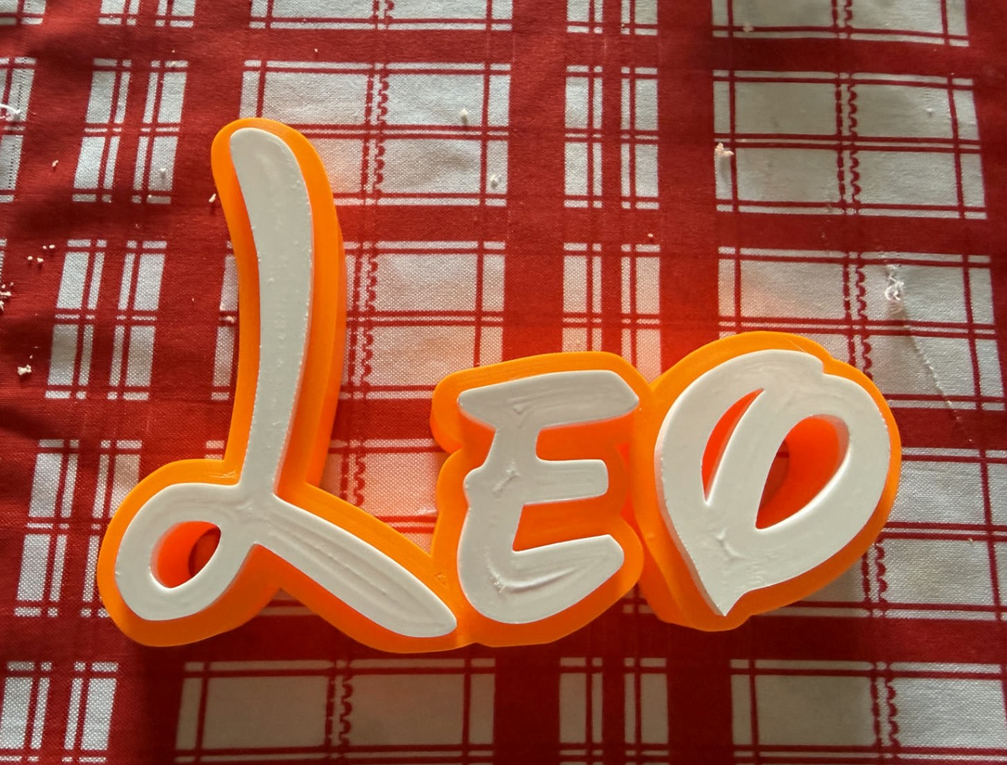 Scritta 3D con il nome Leo in bianco e arancione
